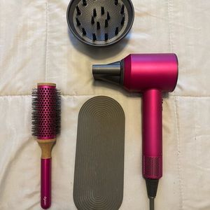 ✨ pink Dyson ✨ with accessories